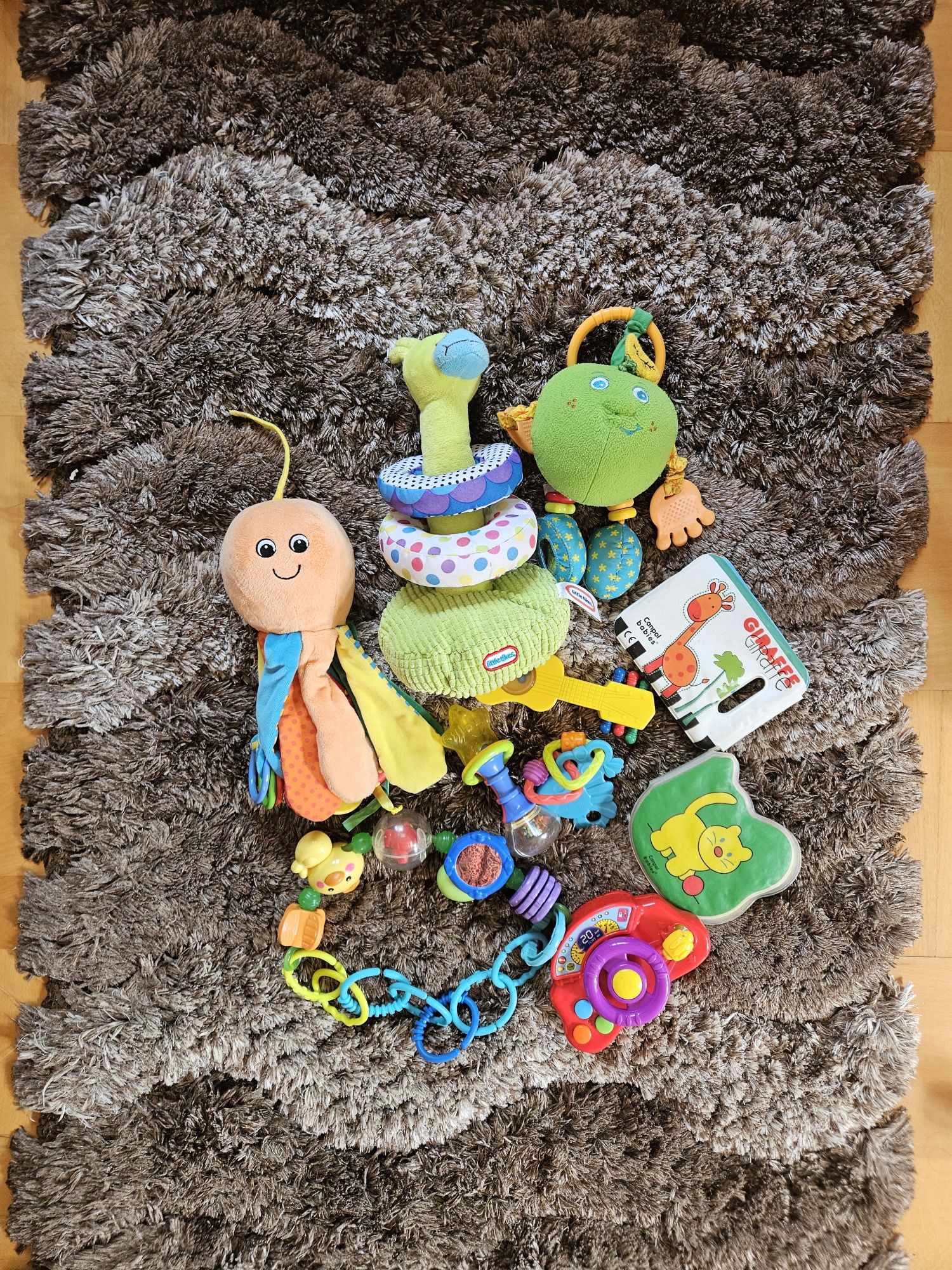 Zestaw zabawek niemowlęcych grzechotki gryzaki ksiażki interaktywne