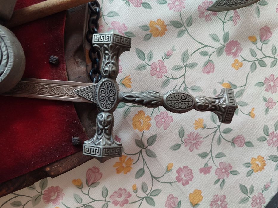 Brasão portugues com 2 espdas e lança medieval