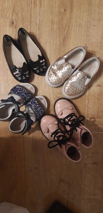 Продам пакет взуття на дівчинку 3-4 роки