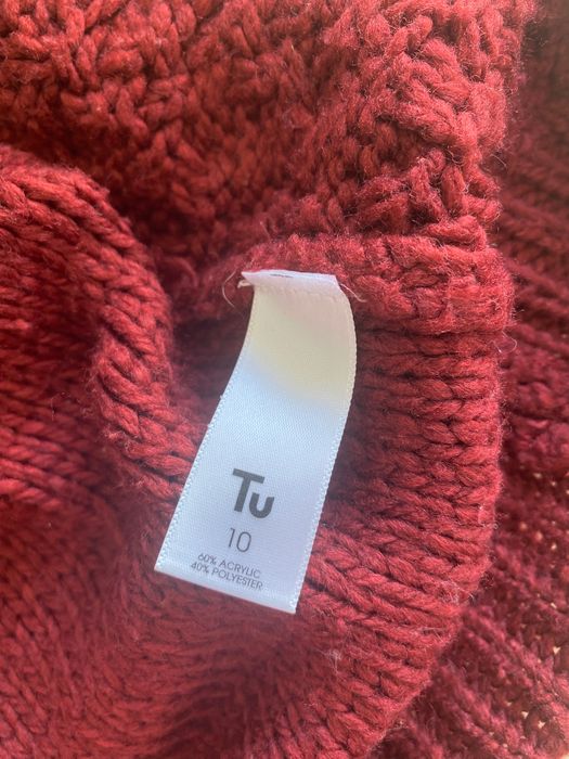 Bordowy, robiony sweter, warkocze