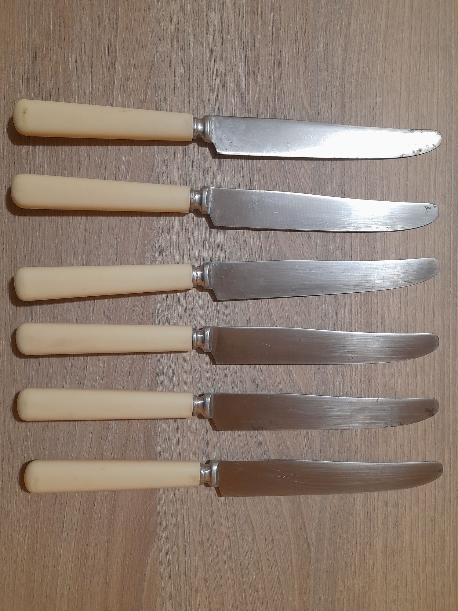 Noże z bakielitowymi uchwytami z PRL