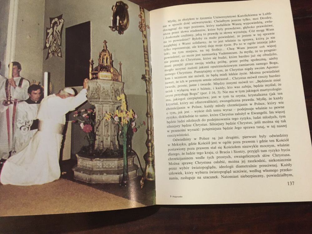 Książka pamiątkowa o pielgrzymce papieża Jana Pawła II do Polski