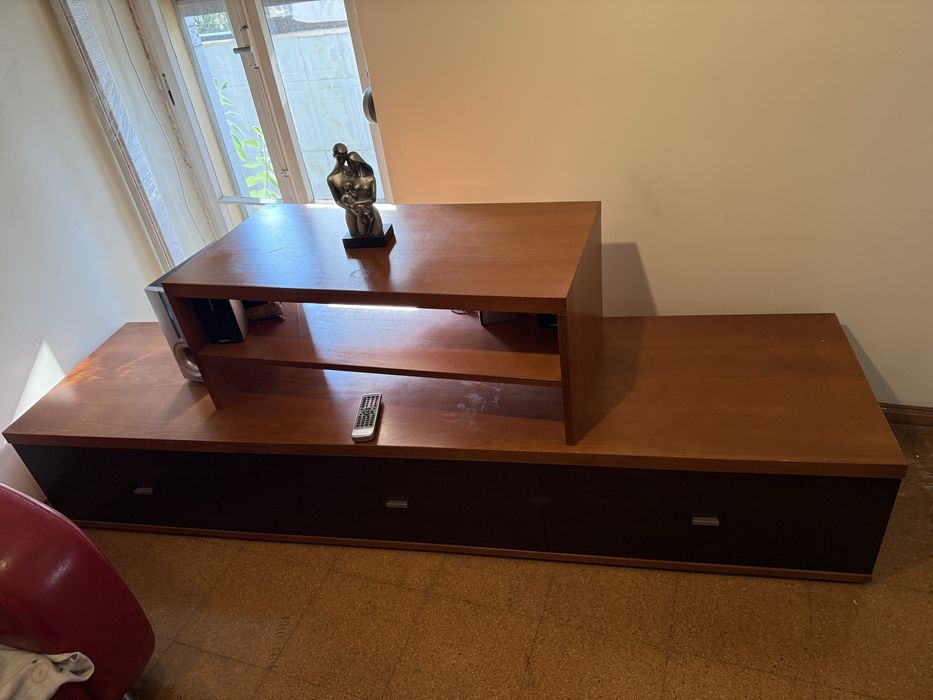 Radio potente com seis colunas