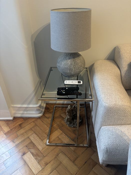 2 candeeiros de mesa cinzentos