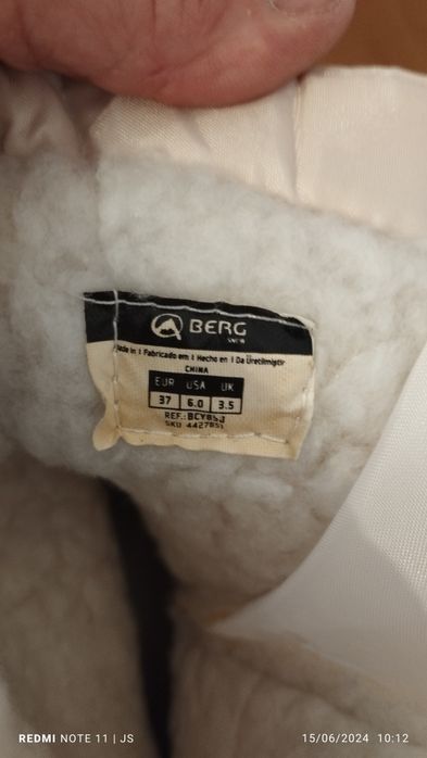 Dois  pares de calçado para venda .