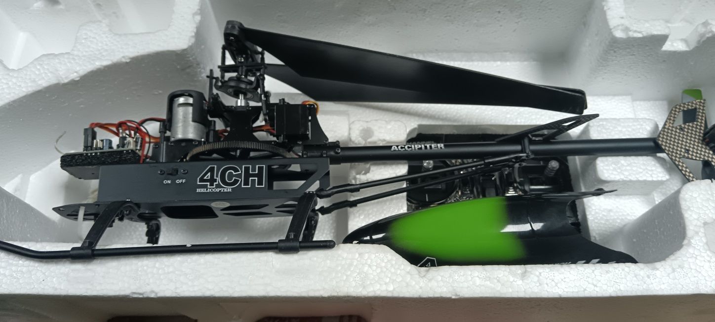Helicóptero RC quase sem uso