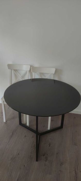 Mesa redonda com tampo de vidro preto