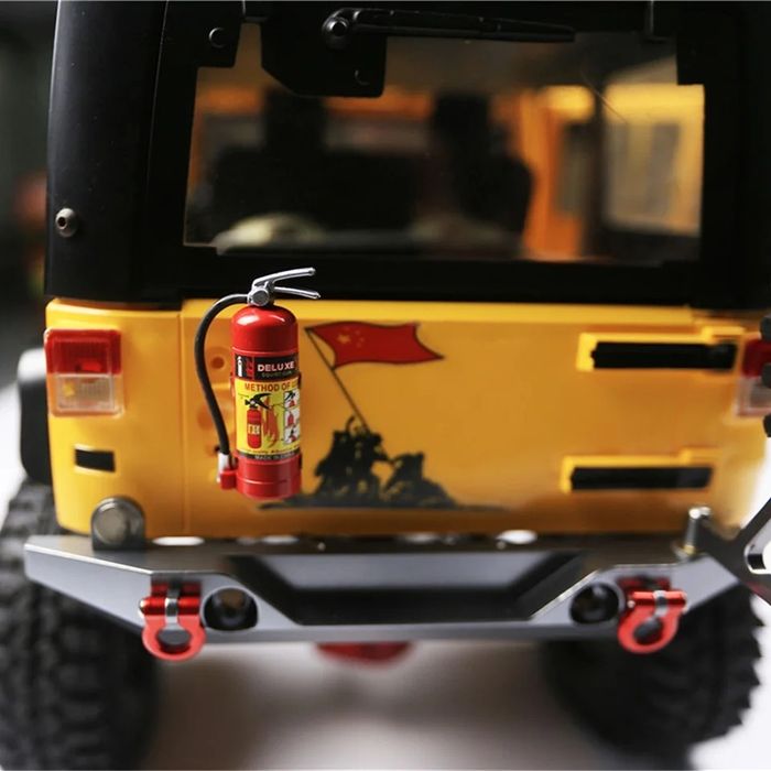 Czerwona gaśnica z  uchwytem 1:10 dekoracje do modeli rc SCX TRX REELY