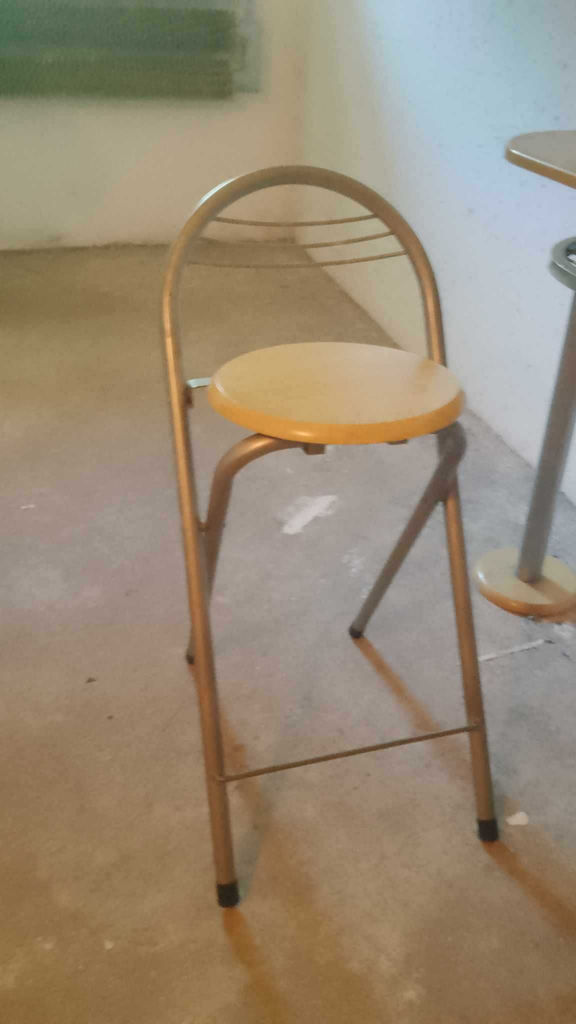 Stół plus dwa krzesla