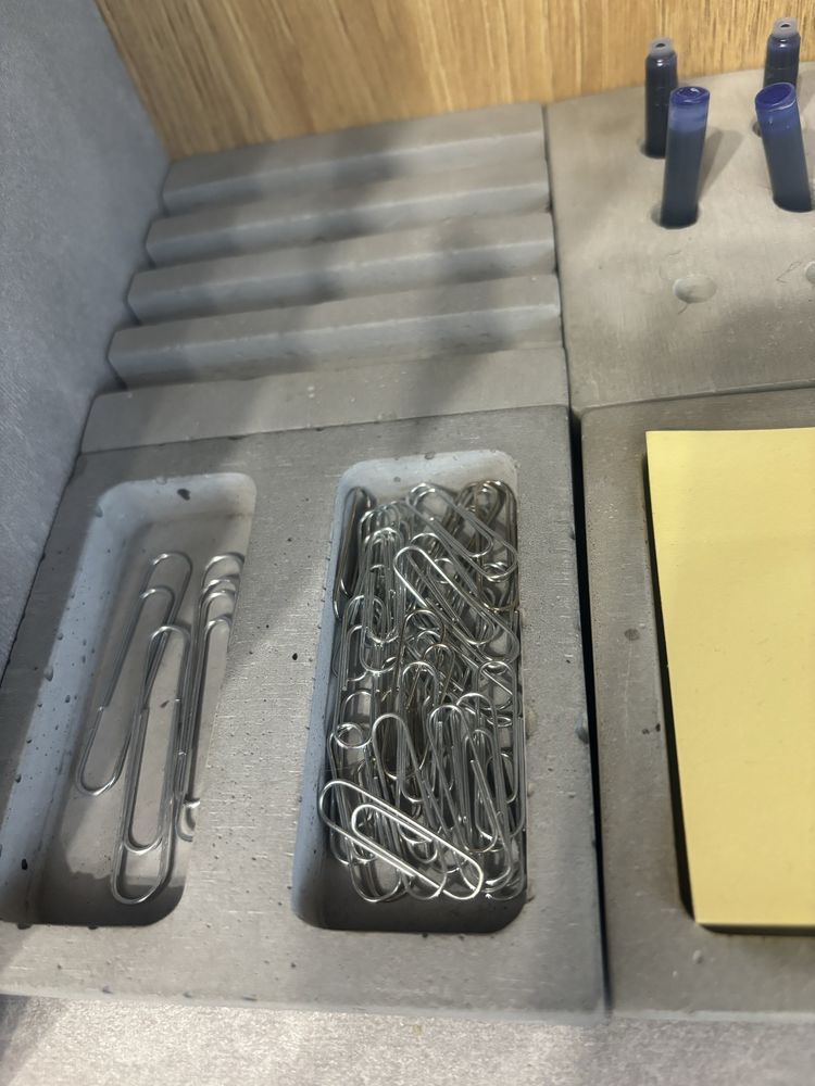 Organizery beton na biurko