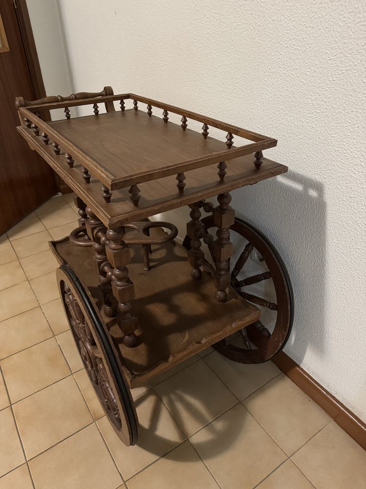 Carrinho de bebidas de madeira antigo