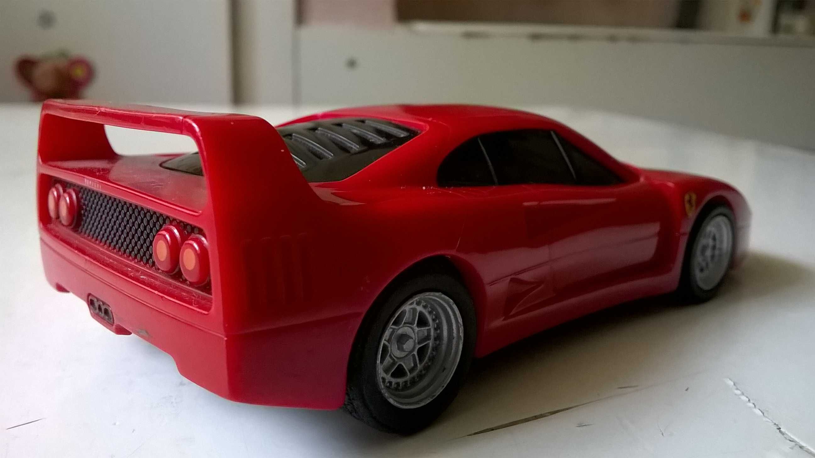 FERRARI F40; model plastikowo-metalowy, skala 1:38