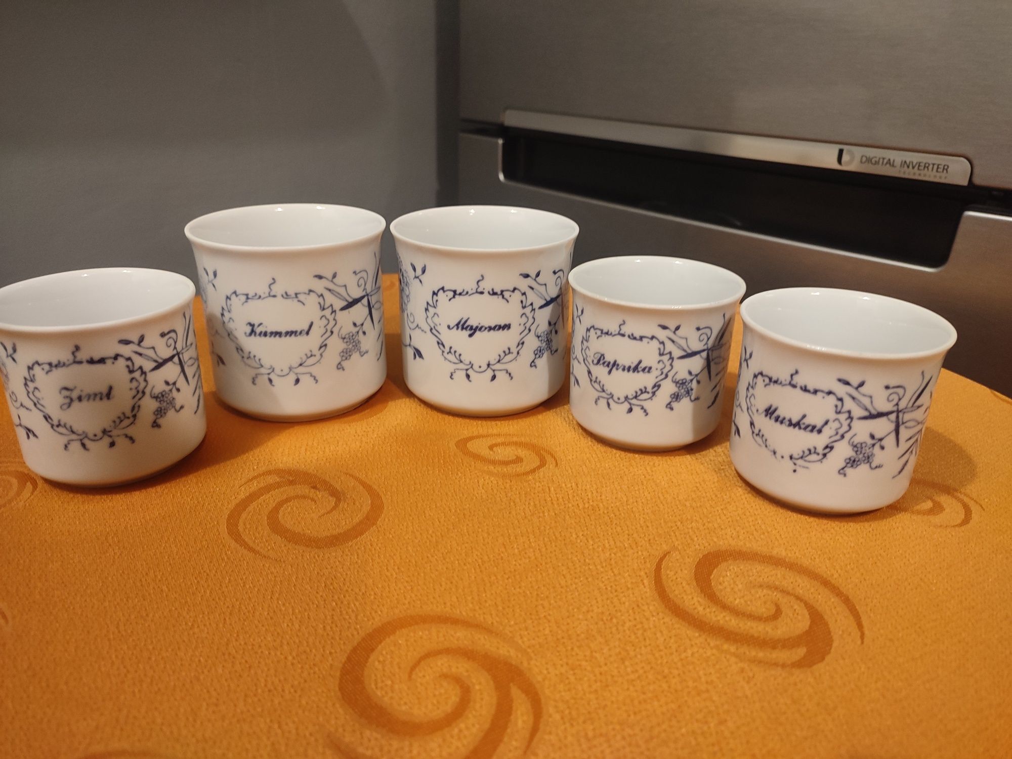 Śliczny zestaw pięciu kubeczków porcelana Kahla