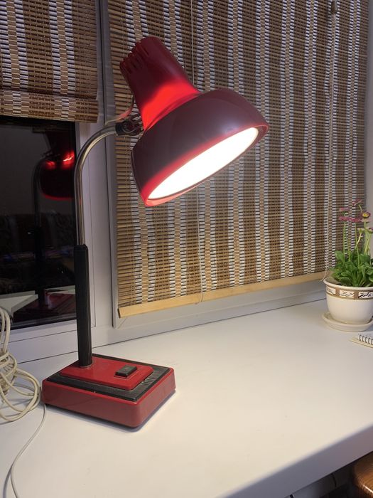 Стильная и практичная настольная лампа времён СССР.