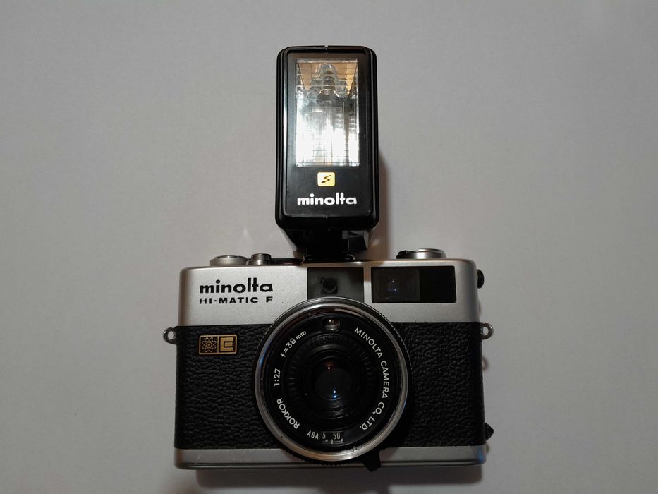 Minolta HI - Matic F z dodatkową zewnętrzną lampą błyskową
