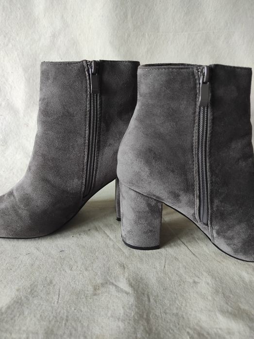 Szare botki zamszowe na słupku Casu nr 38