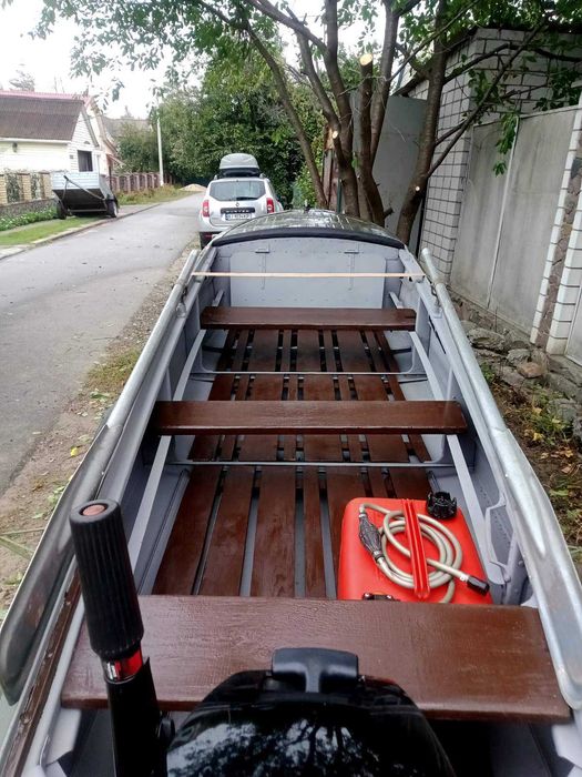 Продам моторний човен