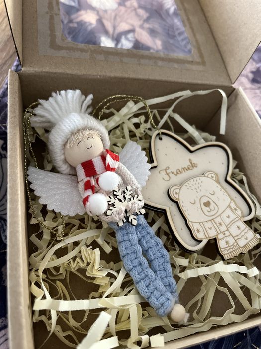 Dekoracje świąteczne aniołek bomka prezent