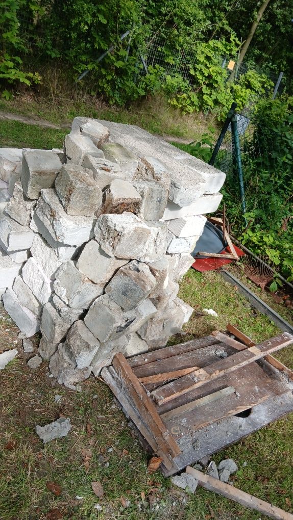 Gruz budowlany rozbiórkowy bloczki betonowe i gazonowe