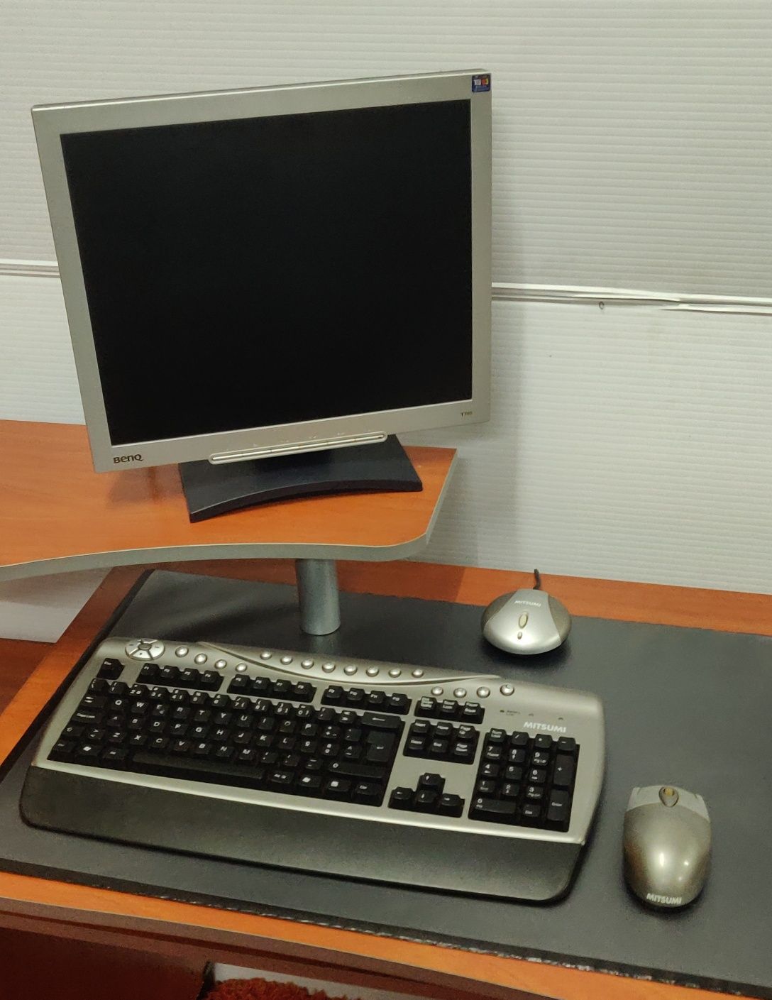 Monitor e teclado/rato sem fios