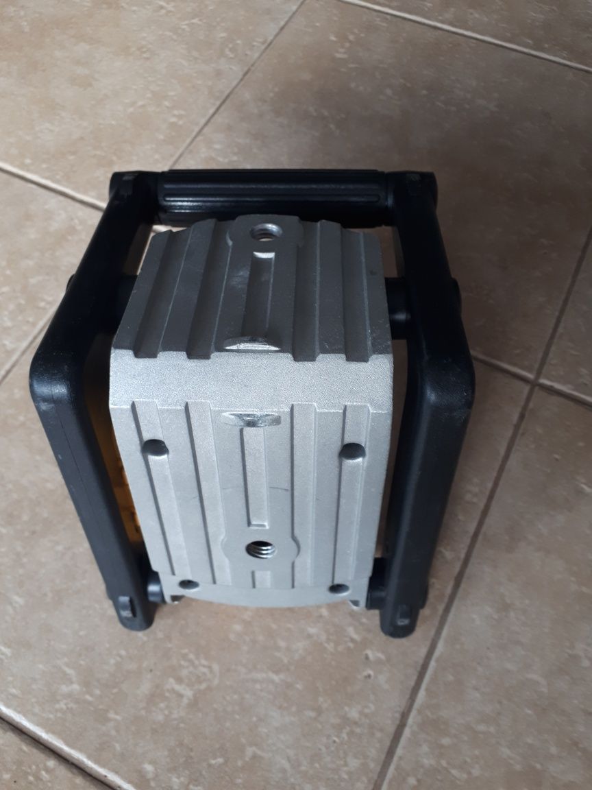 REZERWACJA DeWALT
niwelator laserowy DW071 na trzy baterie LR20