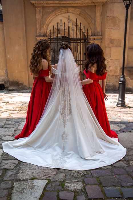 Весільна королівська сукня