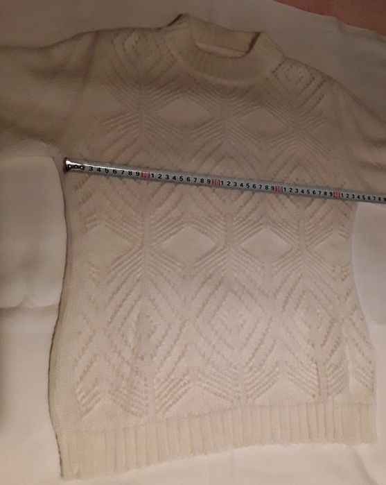 Camisola de malha tricô branca com manga comprida e decote redondo