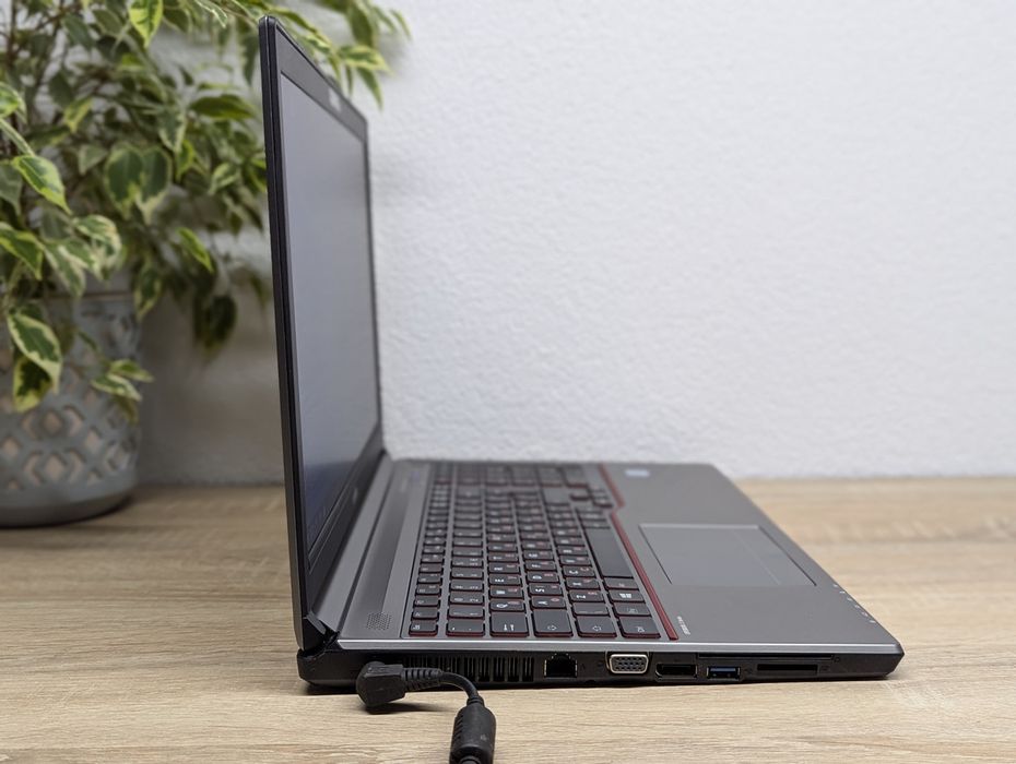 Продам ноутбук Fujitsu E756 з підсвіткою клавіатури.