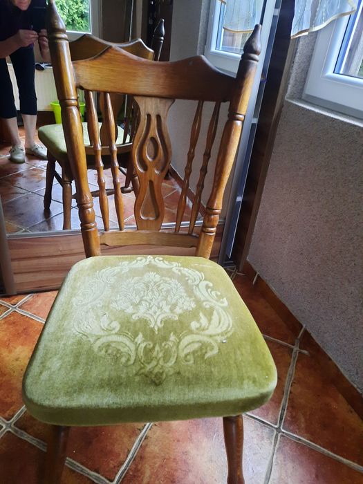 Dębowe krzesła tapicerowane