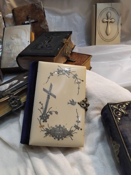 Missal antigo séc XIX  com embutidos em prata