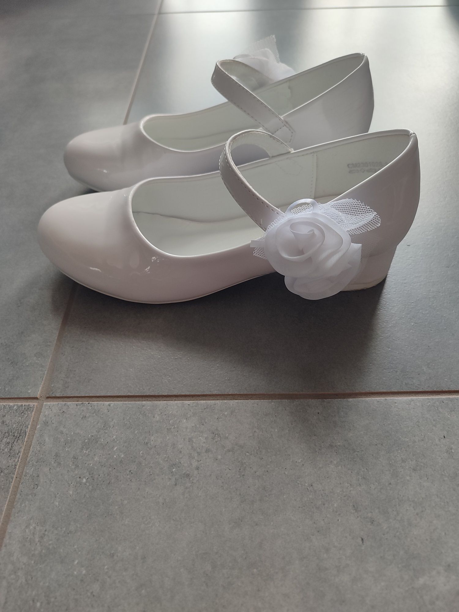 Buty komunijne na dziewczynkę.