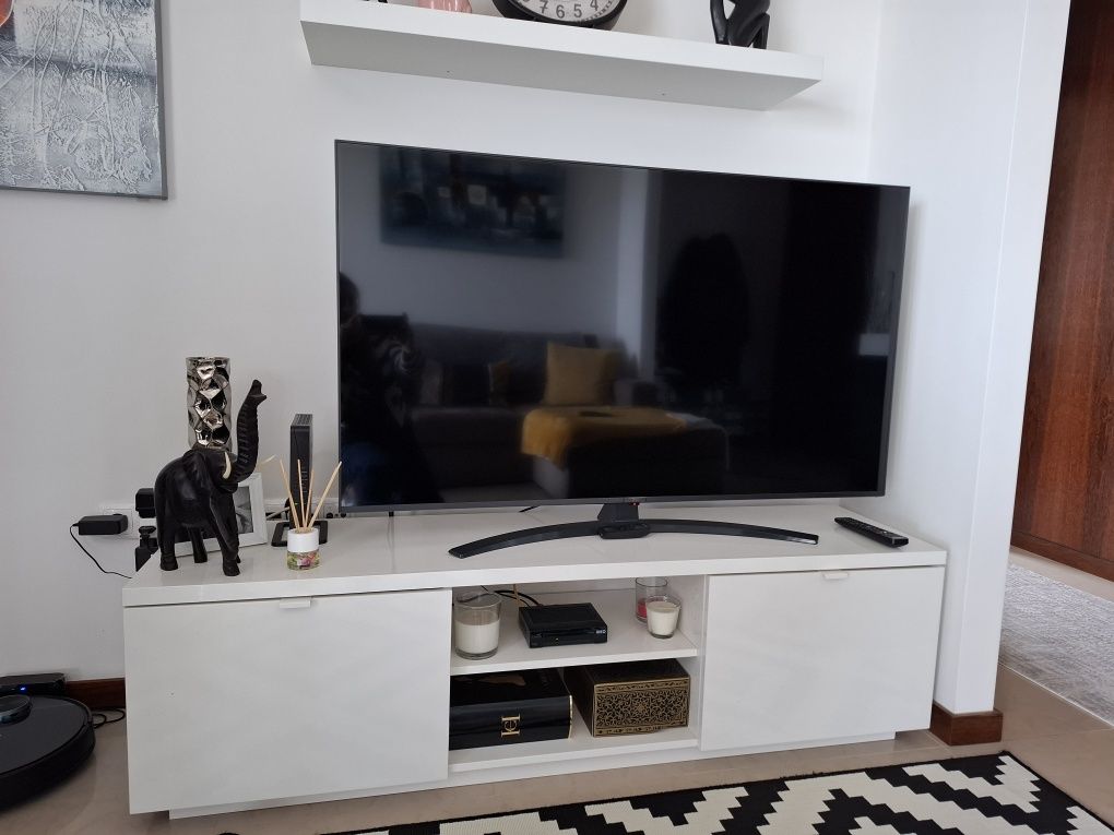 Aparador branco de TV