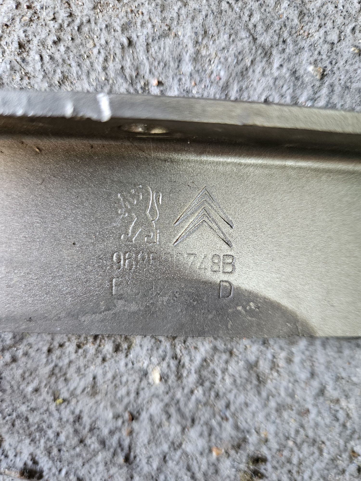 Peugeot 5008 zawiasy maski przód L i P kolor EVGC