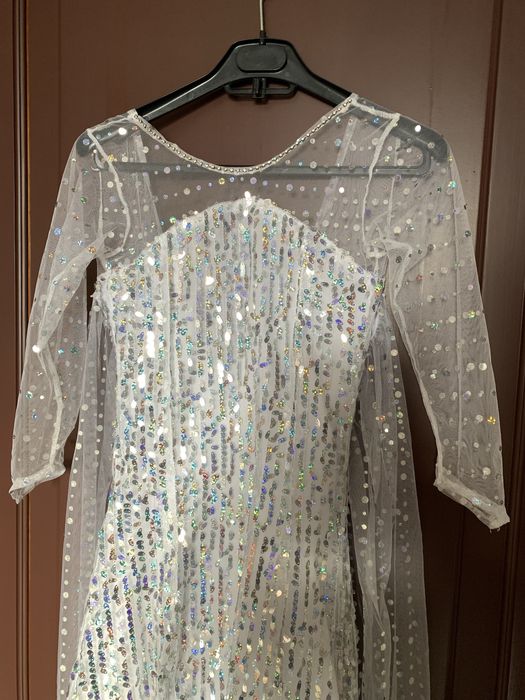 Плаття принцеси з паєтками і шлейфом