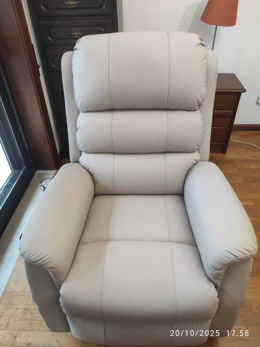 Poltrona Reclinável com Massagem Carminda