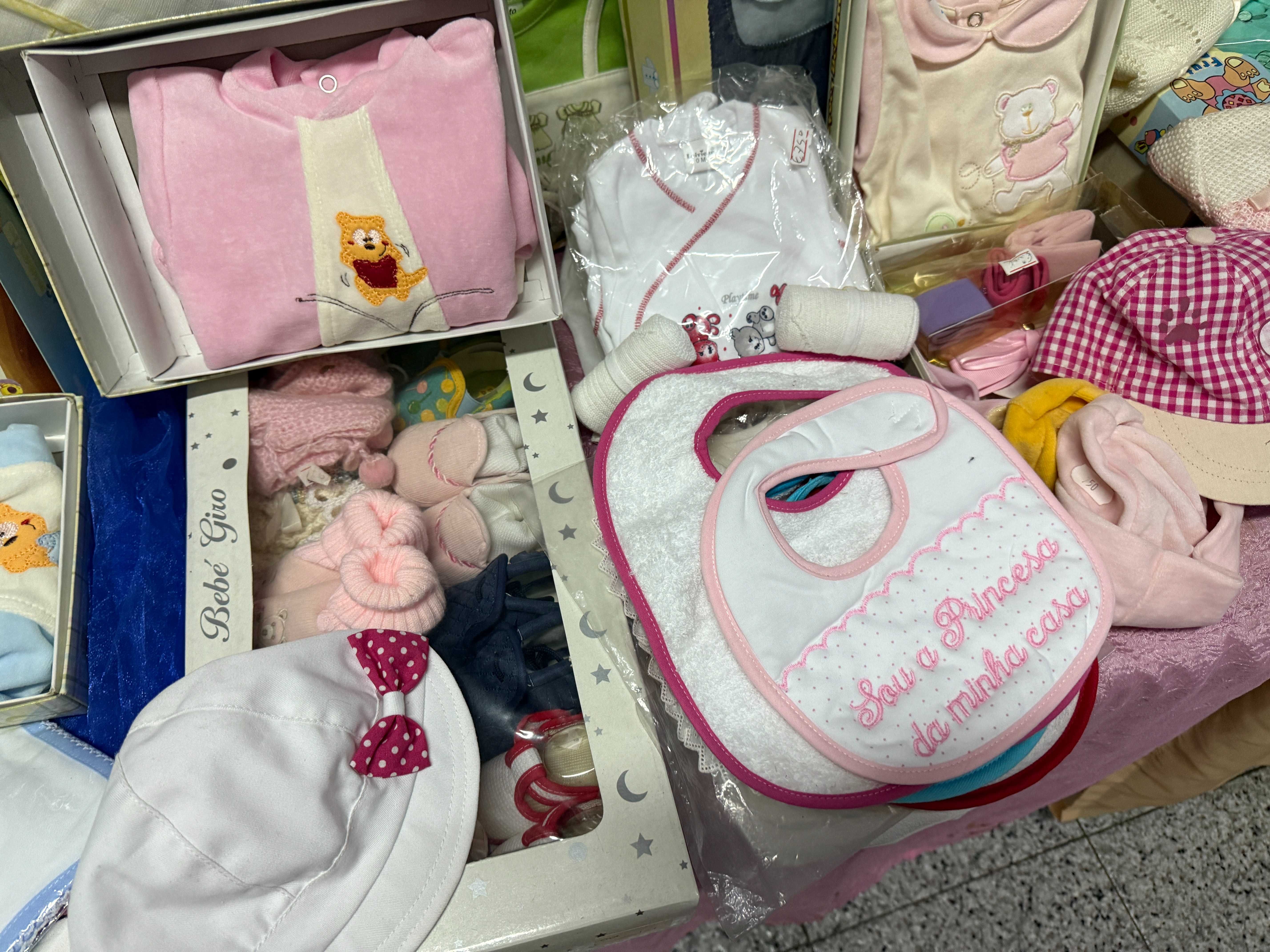 Lote Roupa Bebé - Fecho de Loja