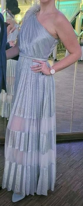 Srebrna suknia wieczorowa