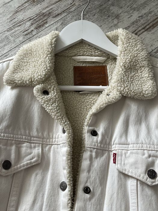 Продам жіночу джинсову куртку(шерпа) Levis