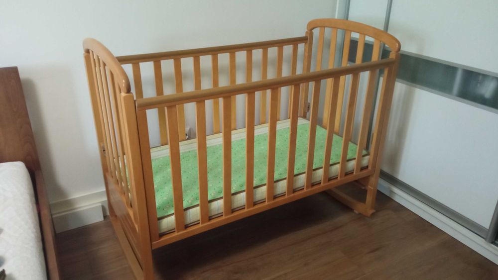 дитяче ліжко колиска з матрацом