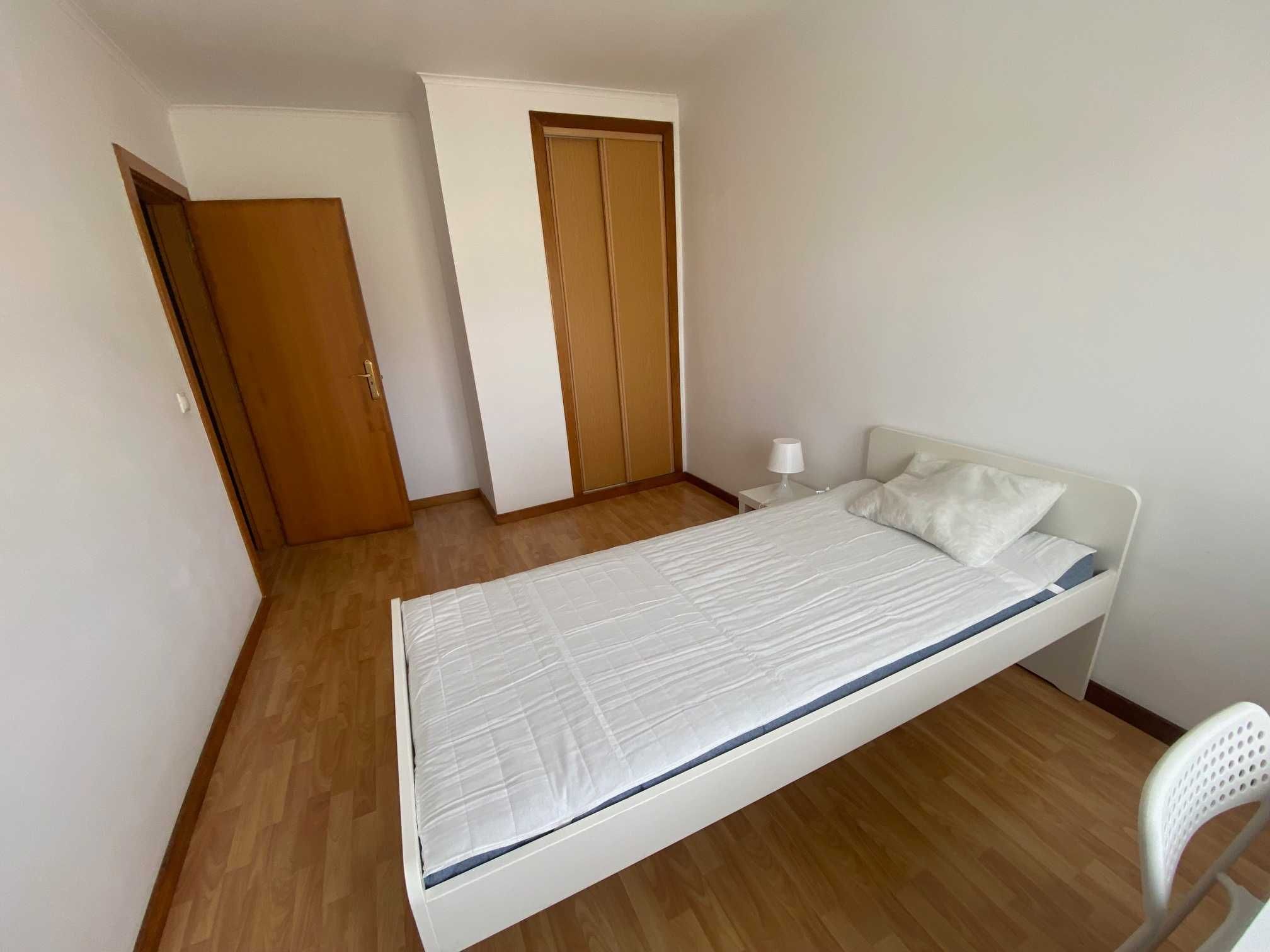 Aluga-se quarto para jovem estudante/ professor