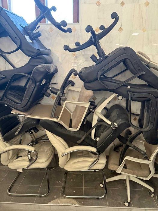 офісні меблі стільці столи тумби стелажі