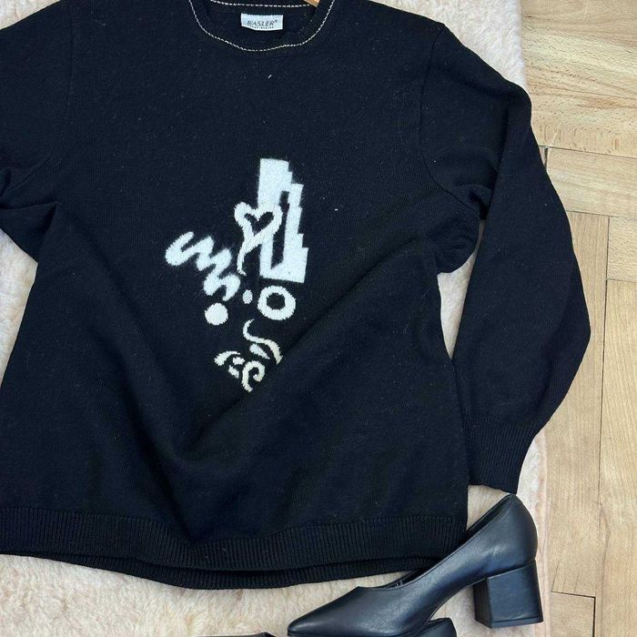 Idealny na teraz czarny sweterek vintage z haftem oversize Basic must