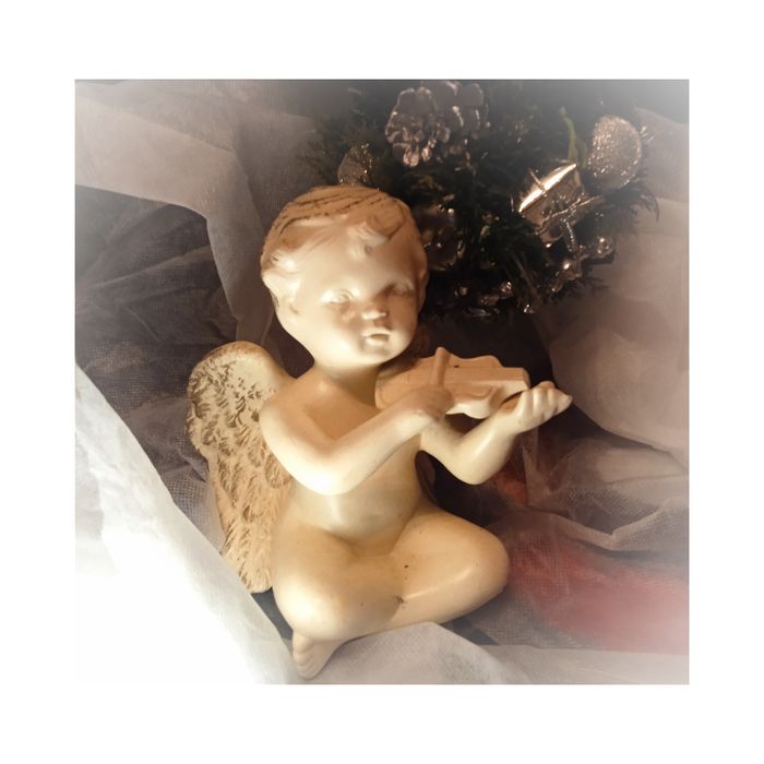 Aniołek grający na skrzypcach