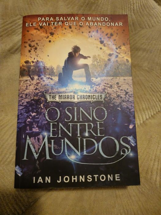 Livro "O sino entre mundos" Ian Johnstone