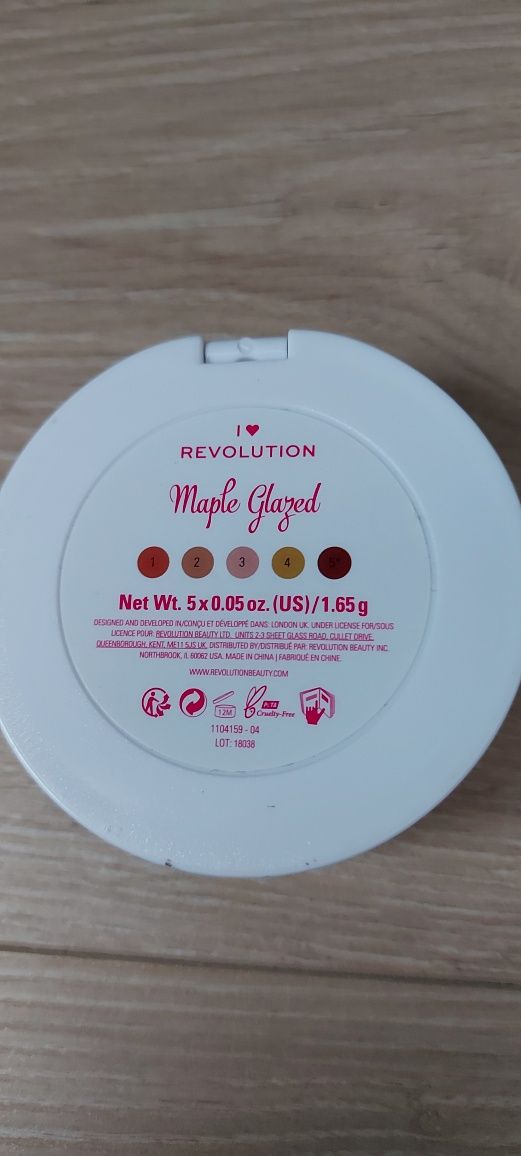 Sprzedam paletkę cieni do powiek Makeup Revolution Donuts