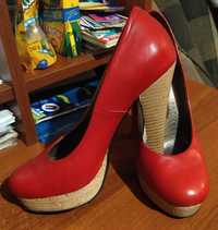 Красные туфли кожа