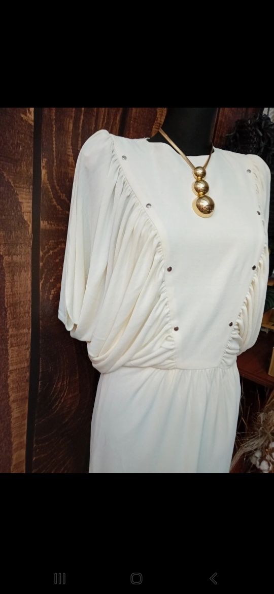 Koktajlowa śmietankowa sukienka midi z efektownym rękawkiem