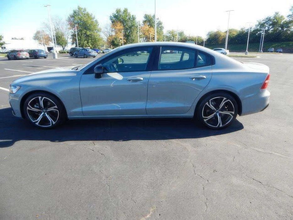 Volvo S60 B5 Core Dark Theme      2024