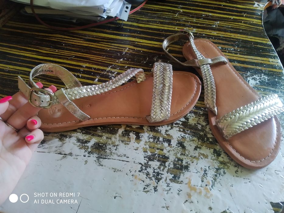 Продам босоножки недорого