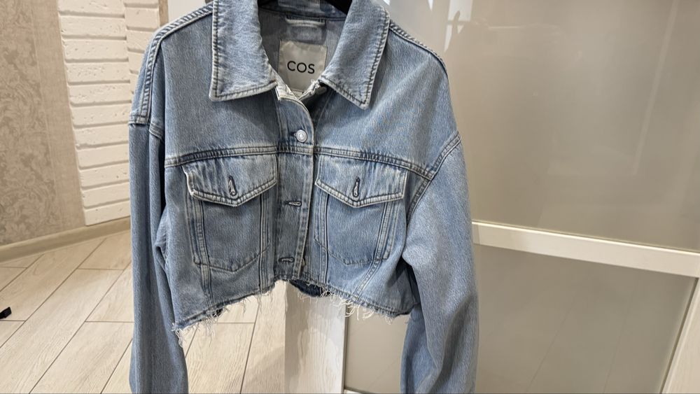 Продам джинсову кроп куртку COS, р хс